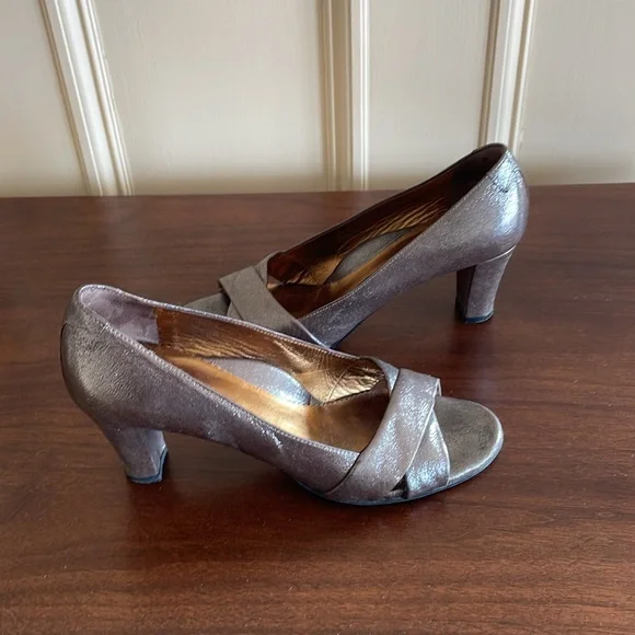 Taryn Rose Metallic Pumps, Size 39 - Picture 6 of 9